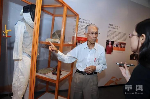 陶金漢，擊劍運動員，擊劍國際級裁判員，印度尼西亞歸國華僑。1966年取得中國擊劍史上第一枚“金牌”(第一屆亞洲新興力量運動會佩劍個人冠軍)，1974年成為中國第一名國際擊劍裁判員。圖為“中國第一代擊劍人”陶金漢接受華輿專訪。