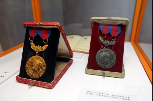　現(xiàn)場展出陶金漢1966年參加“第一屆亞洲新興力量運動會”中獲得的男子佩劍個人賽金牌和男子花劍個人賽銅牌。