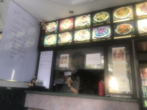 為店中安全，信Peter不但安裝防彈玻璃，店中還有兩個(gè)監(jiān)控錄像。(美國(guó)《世界日?qǐng)?bào)》記者牟蘭 攝)