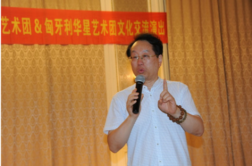 格華美河南電視臺少兒藝術(shù)團(tuán)藝術(shù)總監(jiān)張蔚為詩朗誦《我驕傲，我是中國娃》所觸動。(圖片來源：匈牙利歐洲華通社)