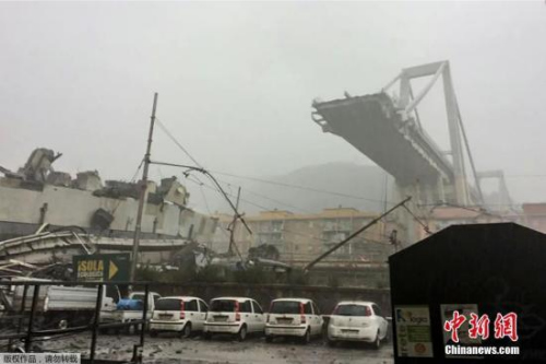 當(dāng)?shù)貢r(shí)間8月14日，意大利熱那亞A10高速公路段的一段橋梁坍塌，坍塌時(shí)橋上有10輛車正在行駛，坍塌的橋梁則砸向了地面的一片民居。