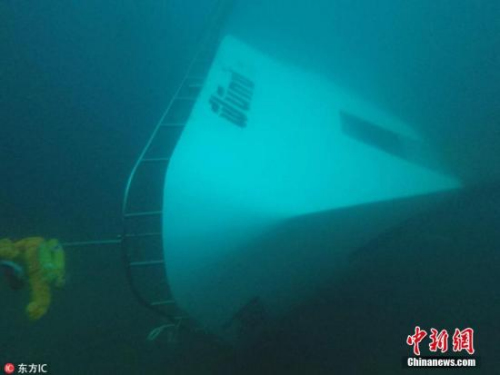 當?shù)貢r間7月6日，泰國普吉島海域附近，泰國皇家海軍第三區(qū)司令部發(fā)布照片，觀光船在海中沉沒。圖片來源：東方IC 版權(quán)作品 請勿轉(zhuǎn)載