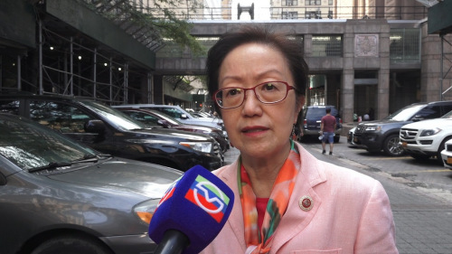 紐約市議員陳倩雯接受美國中文網(wǎng)記者王依依采訪，她的背后就是白街125號曼哈頓拘留中心。（美國中文網(wǎng)）
