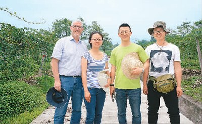 圖為范晉銘（左三）與國際合作顧問威廉先生（左一）、合伙人周原（左二）及合作攝影師易梓林（左四）在四川雅安雨城區(qū)奇異莓基地。