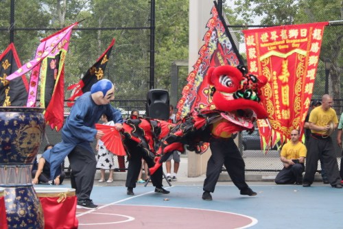 國(guó)際余志偉洪拳國(guó)術(shù)總館的舞獅表演。（圖片來(lái)源：美國(guó)《世界日?qǐng)?bào)》 記者張?bào)蓿瘮z）