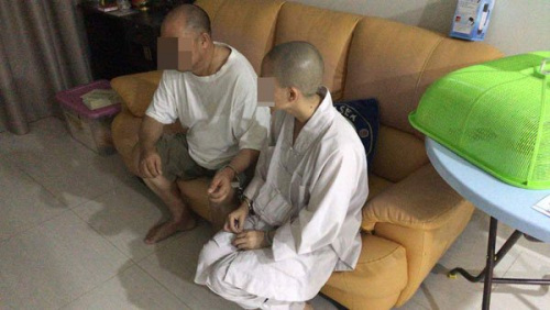 2名中國籍男女，假扮和尚向民眾募款和行騙，最終落入警網(wǎng)。(來源：馬來西亞《中國報》)