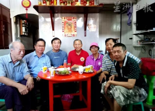 一批熱心協(xié)助尋找機(jī)工后代的臘戌父老：左起：伍彥培、蕭任平、唐健霖、劉道南夫婦、多叔鐘、黃顯明。(圖片來(lái)源：馬來(lái)西亞《星洲日?qǐng)?bào)》)