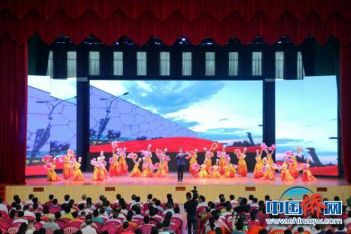 圖為捐資助學(xué)活動儀式現(xiàn)場文藝演出?！堒缫?攝