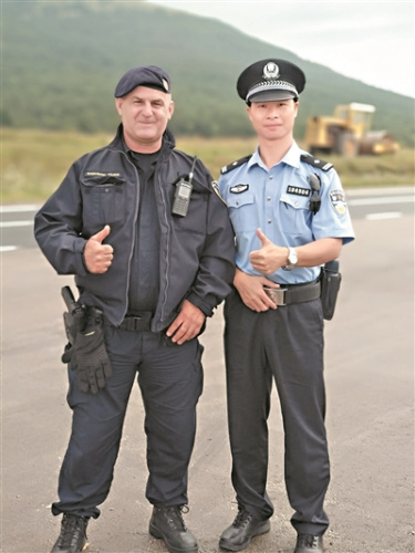 黎倍君與克羅地亞警察合影。