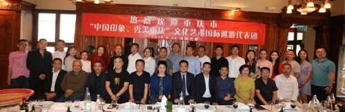 座談會后，僑界代表與重慶代表團(tuán)成員合影。