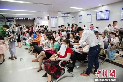 資料圖 公安局出入境辦證大廳業(yè)務火爆 <a target='_blank' >中新社</a>記者 劉夢璇 攝 資料圖 公安局出入境辦證大廳業(yè)務火爆 <a target='_blank' >中新社</a>記者 劉夢璇 攝
