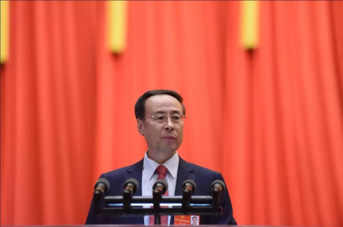圖為大會(huì)主席團(tuán)常務(wù)主席萬(wàn)立駿作工作報(bào)告。(中國(guó)僑聯(lián)供圖)