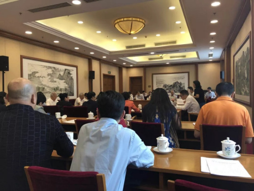 圖為廣東省代表團(tuán)會(huì)議期間進(jìn)行分組討論。<a target='_blank' >中新社</a>記者 周乾憲 攝