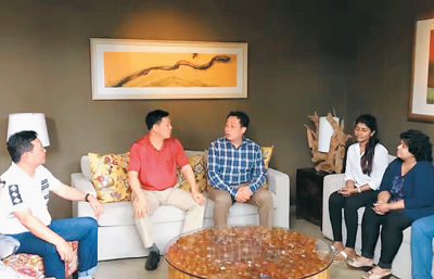 　圖為李前華(中)在科倫坡與廣西商務(wù)廳考察團成員討論斯里蘭卡寶石資源的開發(fā)合作事宜。 照片由李前華本人提供