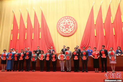 8月29日，第十次全國(guó)歸僑僑眷代表大會(huì)在北京人民大會(huì)堂開幕。會(huì)上宣讀了《中國(guó)僑聯(lián)、國(guó)務(wù)院僑辦關(guān)于表彰中國(guó)僑界杰出人物和全國(guó)歸僑僑眷先進(jìn)個(gè)人的決定》《人力資源社會(huì)保障部、中國(guó)僑聯(lián)關(guān)于表彰全國(guó)僑聯(lián)系統(tǒng)先進(jìn)集體和先進(jìn)工作者的決定》《中國(guó)僑聯(lián)關(guān)于表彰全國(guó)僑聯(lián)系統(tǒng)先進(jìn)組織和先進(jìn)個(gè)人的決定》，并為獲獎(jiǎng)單位和個(gè)人頒獎(jiǎng)。<a target='_blank' >中新社</a>記者 盛佳鵬 攝