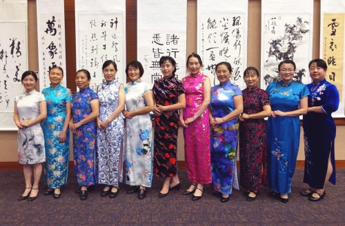 長城中文學校歌舞團表演旗袍秀(《中美郵報》) 長城中文學校歌舞團表演旗袍秀(《中美郵報》)