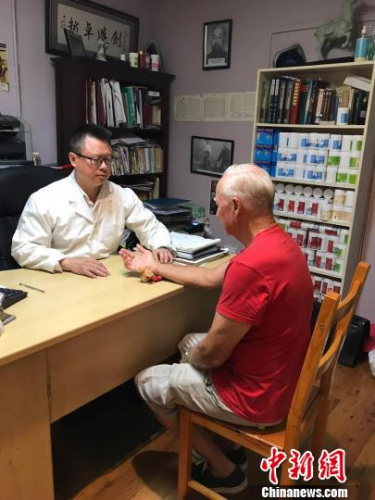 悉尼華人中醫(yī)方山在給病人診脈?！√丈缣m　攝