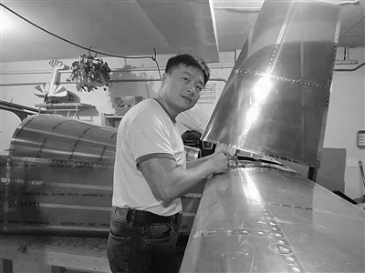 李湘宏在造他的第二架飛機(jī)。