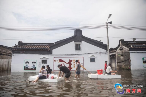 9月2日，陳店鎮(zhèn)北溝村，天氣放晴，轉移的群眾返回清理家園。南方網全媒體記者 張由瓊 實習生 徐杰 攝