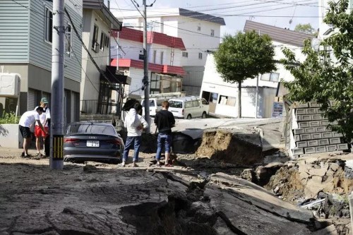 地震導(dǎo)致路面下陷。（日本《東方新報(bào)》）