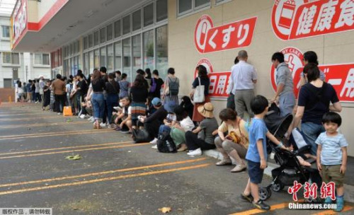 當?shù)貢r間9月6日，日本札幌，民眾排隊進入一家超市購物。
