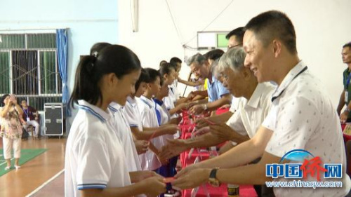 僑界愛心人士為學(xué)生頒發(fā)獎金?！》自?攝