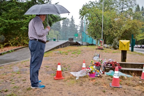 曾向警方提供信息的中國公民Jack，周一（9月10日）在中央公園悼念小雨。（加拿大《星島日報》/王學文 攝）