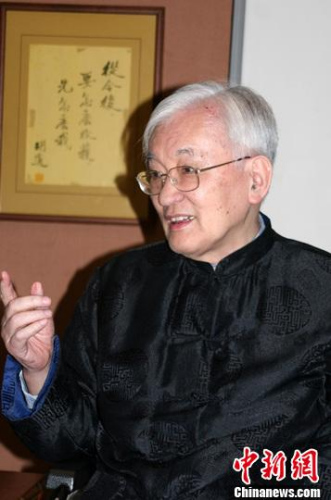 資料圖：2004年春，沈君山在新竹家中接受<a target='_blank' >中新社</a>駐點(diǎn)記者采訪。<a target='_blank' >中新社</a>記者 董會(huì)峰 攝