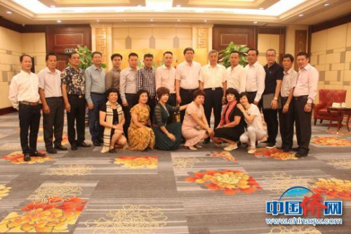 桂林市委常委、副市長董冶與菲律賓華商經(jīng)貿(mào)聯(lián)合會考察團(tuán)一行合影?！￡憹h寶 攝