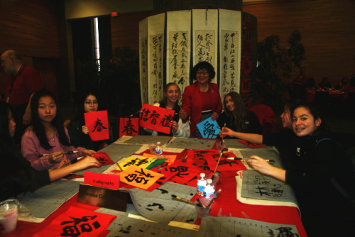 學(xué)生學(xué)習(xí)和了解中國(guó)書(shū)法。(美國(guó)《世界日?qǐng)?bào)》檔案照)