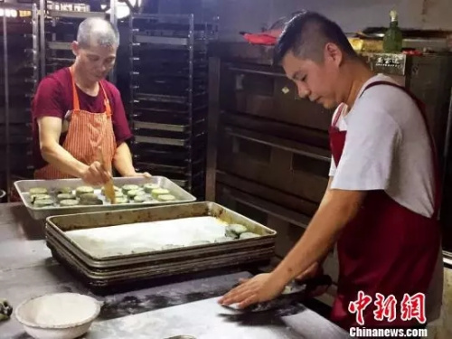 陳立新與陳超雄父子在制作傳統(tǒng)豆沙月餅 李曉春 攝 陳立新與陳超雄父子在制作傳統(tǒng)豆沙月餅 李曉春 攝