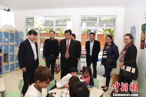 圖為巴西圣保羅華僑天主堂學校校長肖思佳(左一)陪同中國師院訪問團參觀學校?！∧尚?攝