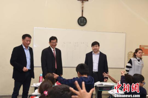 圖為巴西圣保羅華僑天主堂學校校長肖思佳(左三)陪同中國師院訪問團參觀學校?！∧尚?攝