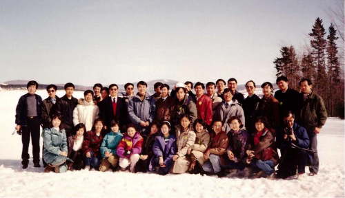 拉瓦爾大學(xué)部分中國(guó)留學(xué)生和使館教育處官員合影。(1993年)