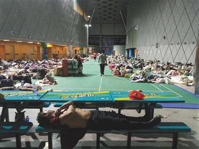 9月16日凌晨，深圳灣體育中心羽毛球館，1700余名工人聚集于此躲避臺風“山竹”。新京報記者 蘇曉明 攝