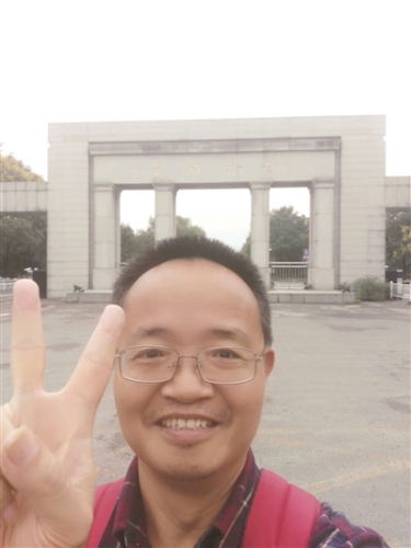 王珂教授回南京后發(fā)朋友圈：“笑著站在東南大學(xué)前！”