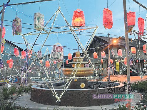 掛上巨型星星和燈籠的莫珍歪新村內的唯一交通圈，亮燈后分外搶眼。（馬來西亞《中國報》/郭慧姍 攝）