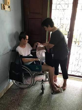 陳鴻吉不能說話，媽媽饒佩芬買了白板，嘗試讓兒子用白板寫字溝通。（馬來西亞《星洲日報》）