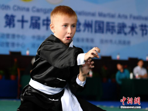 9月20日，一位外國小選手展示“虎拳”武藝。第十屆中國·滄州國際武術(shù)節(jié)于9月19日至9月22日舉行，來自50個(gè)國家和地區(qū)的2200名“武者”齊聚中國“武術(shù)之鄉(xiāng)”滄州切磋武藝，增進(jìn)文化交流，感悟武術(shù)魅力。據(jù)了解，期間還舉辦武術(shù)文化博覽會(huì)、武術(shù)惠民系列表演等活動(dòng)。<a target='_blank' >中新社</a>記者 翟羽佳 攝