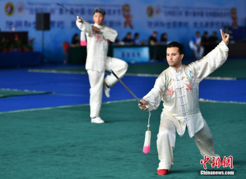 9月20日，來自50個(gè)國家和地區(qū)的2200名“武者”齊聚中國“武術(shù)之鄉(xiāng)”滄州切磋武藝，增進(jìn)文化交流，感悟武術(shù)魅力。第十屆中國·滄州國際武術(shù)節(jié)于9月19日至9月22日舉行，期間還舉辦武術(shù)文化博覽會(huì)、武術(shù)惠民系列表演等活動(dòng)。圖為比賽現(xiàn)場，外國選手表演太極劍。<a target='_blank' >中新社</a>記者 翟羽佳 攝