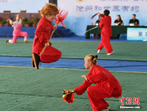 圖為比賽現(xiàn)場，外國小選手“對(duì)打”。<a target='_blank' >中新社</a>記者 翟羽佳 攝