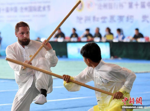 圖為比賽現(xiàn)場，國際組“對(duì)打”。<a target='_blank' >中新社</a>記者 翟羽佳 攝