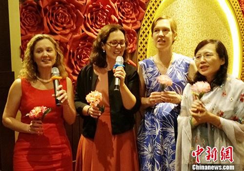 10日晚，中國(guó)駐東盟使團(tuán)在印尼首都雅加達(dá)舉辦迎中秋招待會(huì)，東盟10國(guó)及對(duì)話伙伴國(guó)駐東盟副代表出席招待會(huì)。圖為各國(guó)外交官興致盎然，紛紛引吭高歌。<a target='_blank' >中新社</a>記者 林永傳 攝