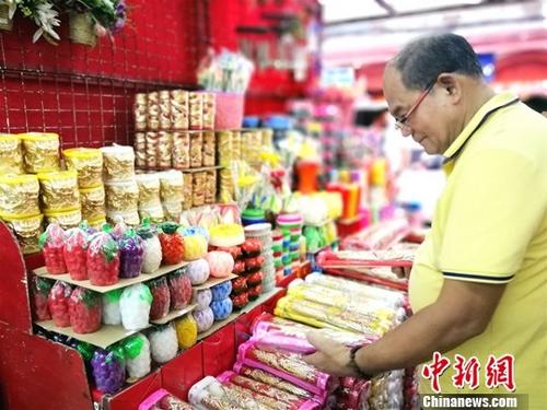 在中國(guó)城著名的王彬超市，色彩鮮艷，造型豐富的祭拜用香燭吸引華人。<a target='_blank' >中新社</a>記者 關(guān)向東 攝
