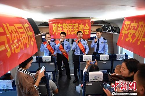 9月19日，乘警們?yōu)槁每退蜕稀栋桨鄷?huì)》《彎彎的月亮》等幾首大家耳熟能詳?shù)母枨?。?dāng)日，在昆明開往上海的G1376次列車上，昆鐵警方精心組織了一場(chǎng)“中秋列車警民聯(lián)歡會(huì)”，為出行的旅客送上中秋節(jié)日祝福。<a target='_blank' >中新社</a>記者 劉冉陽(yáng) 攝