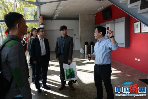 圖為巡演團(tuán)團(tuán)長、中央民族大學(xué)國際合作處副處長胡華征（右三）率團(tuán)抵達(dá)瑞伊•弗瑞德曼藝術(shù)中心，與演出籌辦方、奧克蘭孔子學(xué)院中方院長周兵（右一）交流。 中央民族大學(xué)供圖 劉佳攝