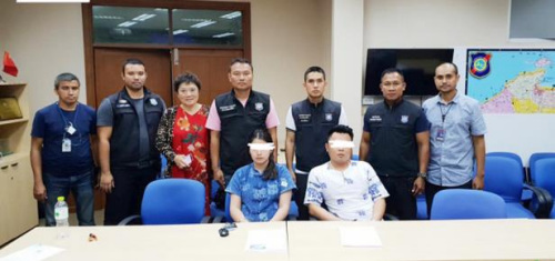 中國籍黑導Li Wen Yong(33歲)，以及一名泰籍女導游帕拉萍(27歲)被警方逮捕。