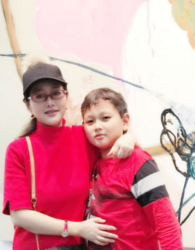 苗青和她的兒子合影。苗青提供