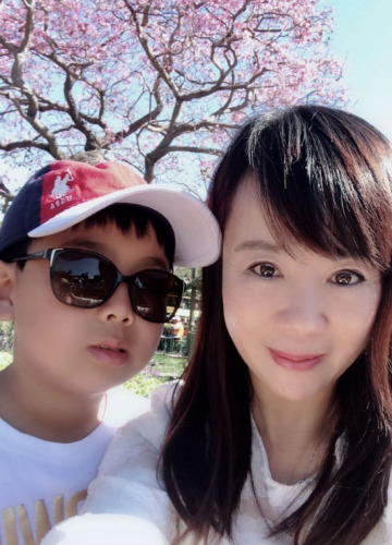 劉筱青和她的兒子在洛杉磯合影。(美國《僑報》/劉筱青提供)