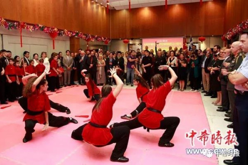 希臘武術學校的學生們?yōu)閬碣e們帶來了精彩的武術表演。（希臘《中希時報》）